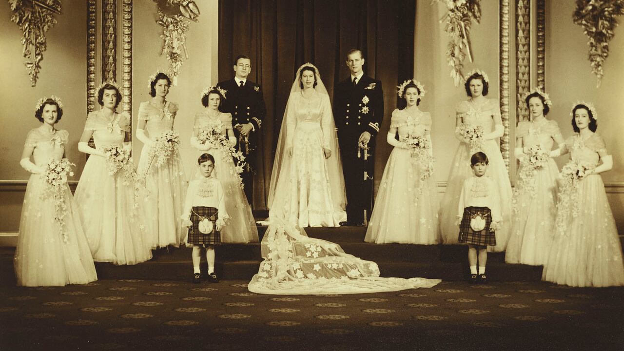 Los recién casados con la corte nupcial. El padrino del novio fue su primo, David Mountbatten, marqués de Mildford Haven, en tanto que la princesa Margaret fue la dama de honor de su hermana Isabel.