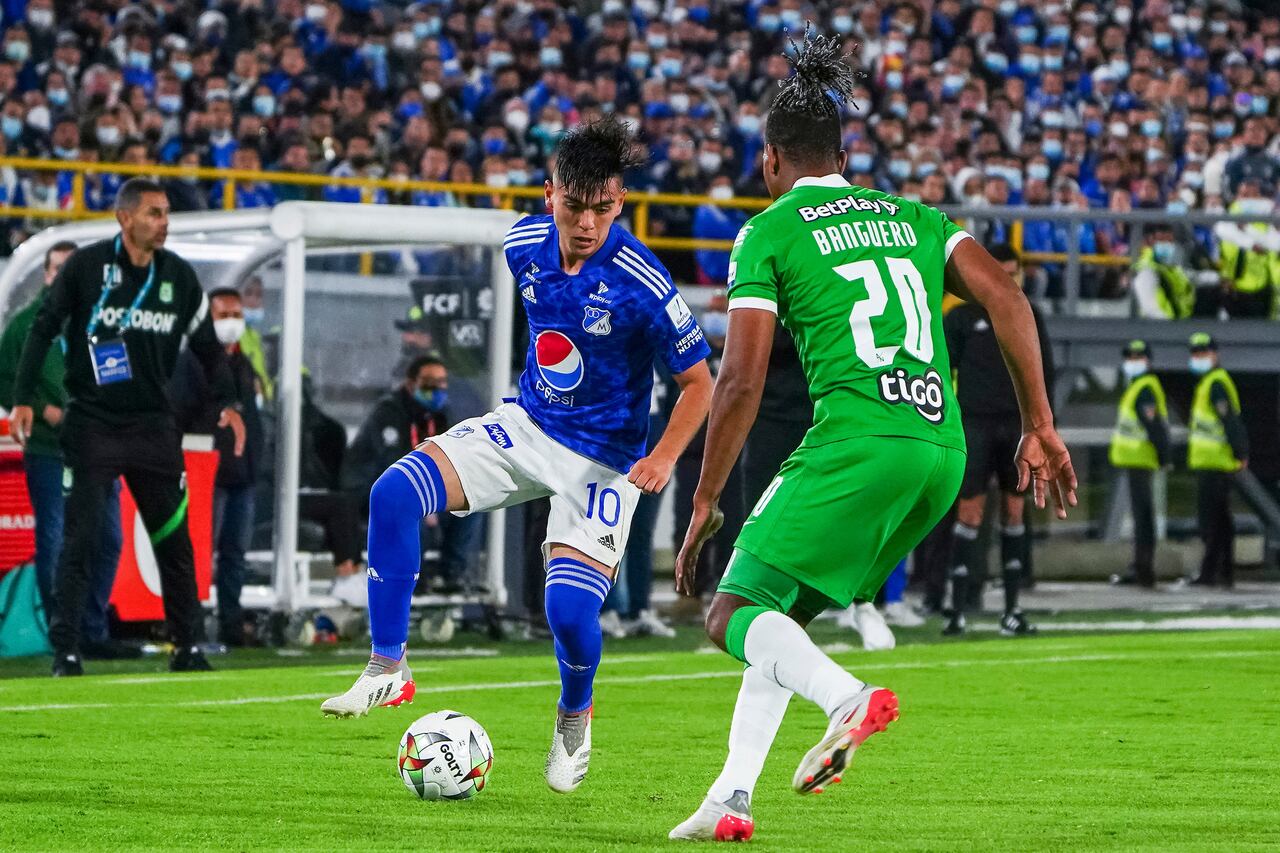 BOGOTA - COLOMBIA, 29-01-2022: Daniel Ruiz de Millonarios disputa el balón con Danovis Banguero del Nacional durante partido entre Millonarios F.C. y Atletico Nacional por la fecha 3 como parte de la Liga BetPlay DIMAYOR I 2022 jugado en el estadio Nemesio Camacho El Campin de la ciudad de Bogotá. / Daniel Ruiz of Millonarios fights for the ball with Danovis Banguero of Nacional during match between Millonarios F.C. and And Atletico Nacional for the date 3 as part of the BetPlay DIMAYOR League I 2022 played at the Nemesio Camacho El Campin Stadium in Bogota city . Photo: VizzorImage / Andres Rot / Cont