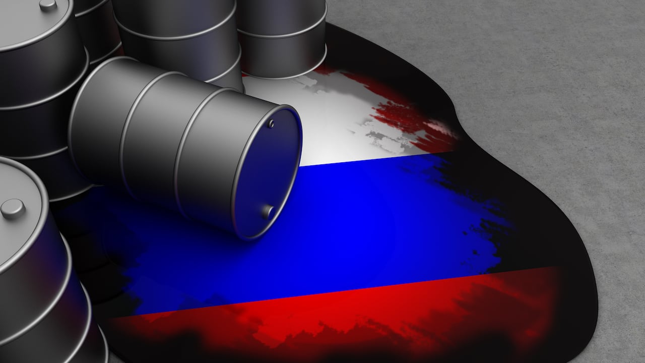 Foto de referencia de barriles de petróleo y de la bandera de Rusia