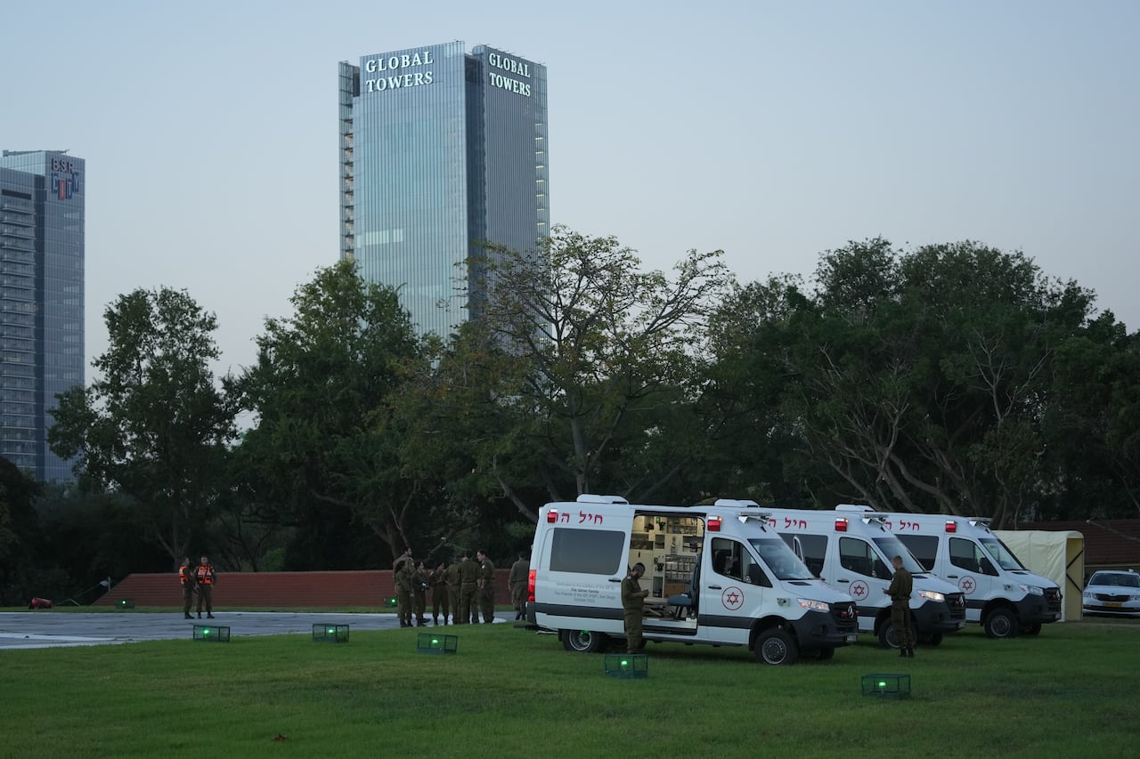 Se ven ambulancias afuera del centro médico Schneider, donde se cree que pueden ser llevados algunos de los rehenes liberados, el 24 de noviembre de 2023 en Petah Tikva, Israel. Esta mañana comenzó un alto el fuego de cuatro días entre Israel y Hamás, aunque las fuerzas israelíes permanecen en Gaza. Un total de 50 rehenes actualmente retenidos por Hamas serán liberados durante una tregua de cuatro días con Israel, la primera pausa de este tipo en los combates desde el 7 de octubre