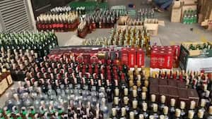 Incautación masiva de licor adulterado en Bogotá: más de 5.000 botellas decomisadas y tres personas capturadas
