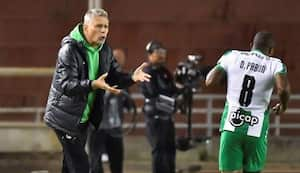 El DT Paulo Autouri y Dorlan Pabón durante un juego de Atlético Nacional ante Melgar por la Copa Libertadores 2023.