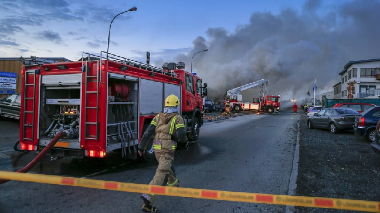 Los bomberos controlaron las llamas al rededor de las 10: 20 a. m. (tiempo local).