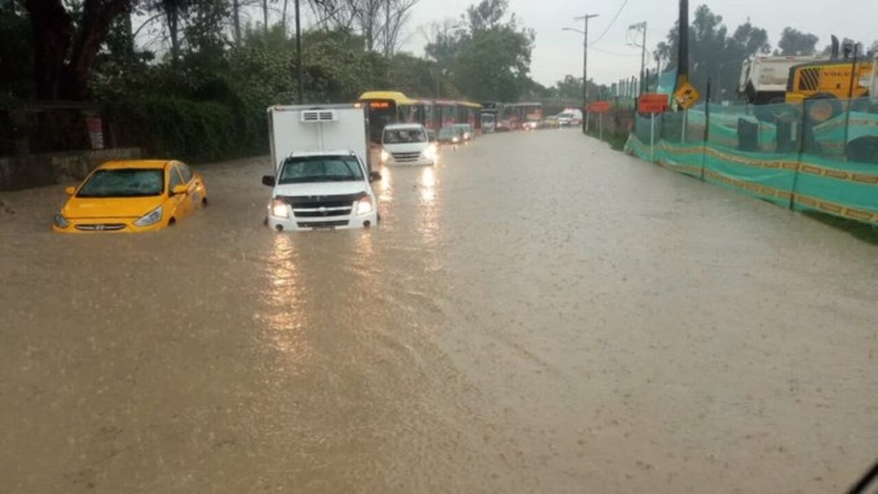Bomberos de la estación Restrepo aseguran algunos vehículos que se encuentran atrapados por las fuertes lluvias, en la avenida Caracas con calle 65 sur. En el lugar se presenta una lámina de agua de aproximadamente 50 cms, a causa del desbordamiento de una quebrada