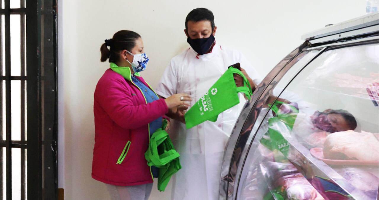 La campaña “Tenjo Libre de Bolsas” consiste en intercambiar 15 bolsas de plástico por una chuspa ecológica, otorgada por la administración municipal.