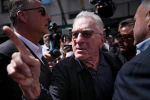 Robert De Niro, centro, discute con un partidario del expresidente Donald Trump después de hablar con los periodistas en apoyo del presidente Joe Biden frente al juicio penal de Trump en Nueva York, el martes 28 de mayo de 2024.