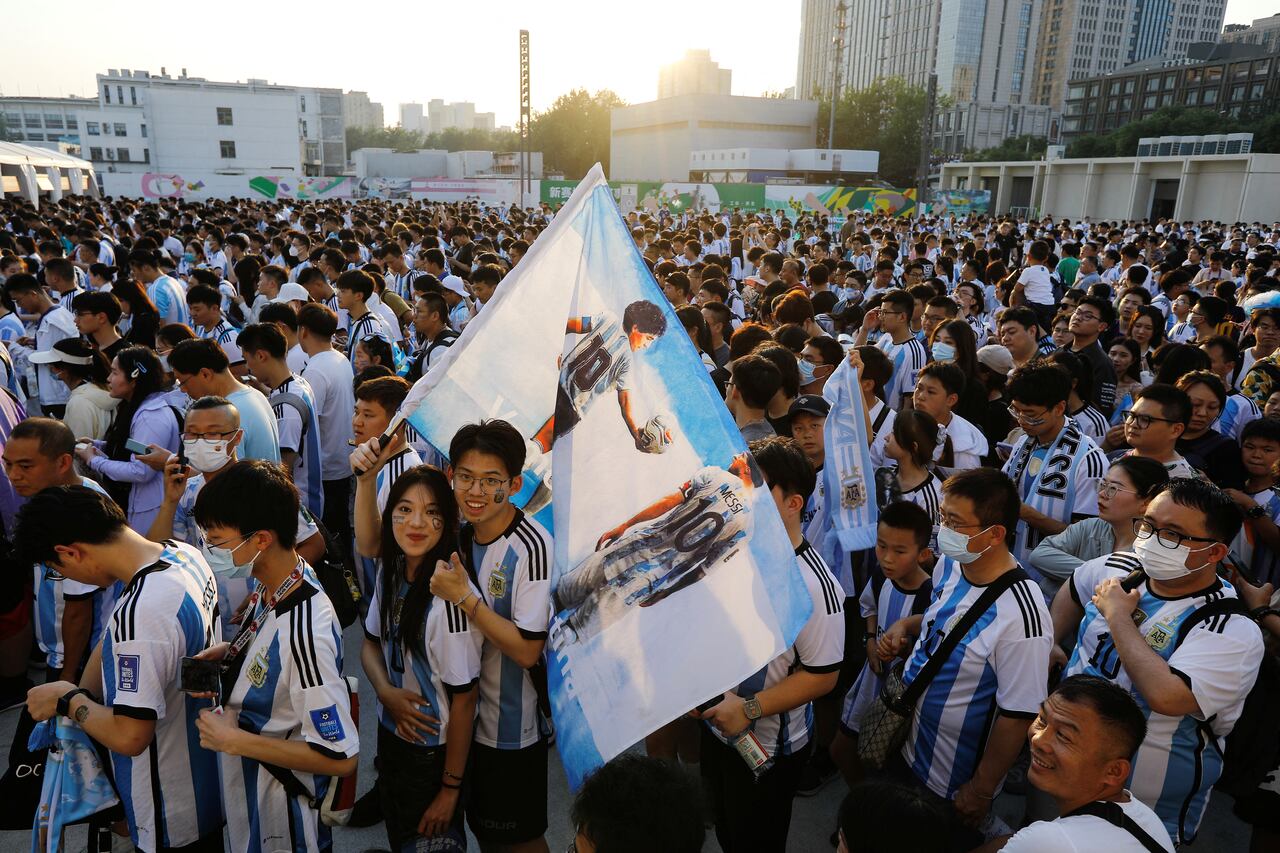 Chinese fans of the Argentina national soccer team line up to enter the Workers' Stadium before the friendly match between Argentina and Australia, in Beijing, China June 15, 2023. REUTERS/Tingshu Wang