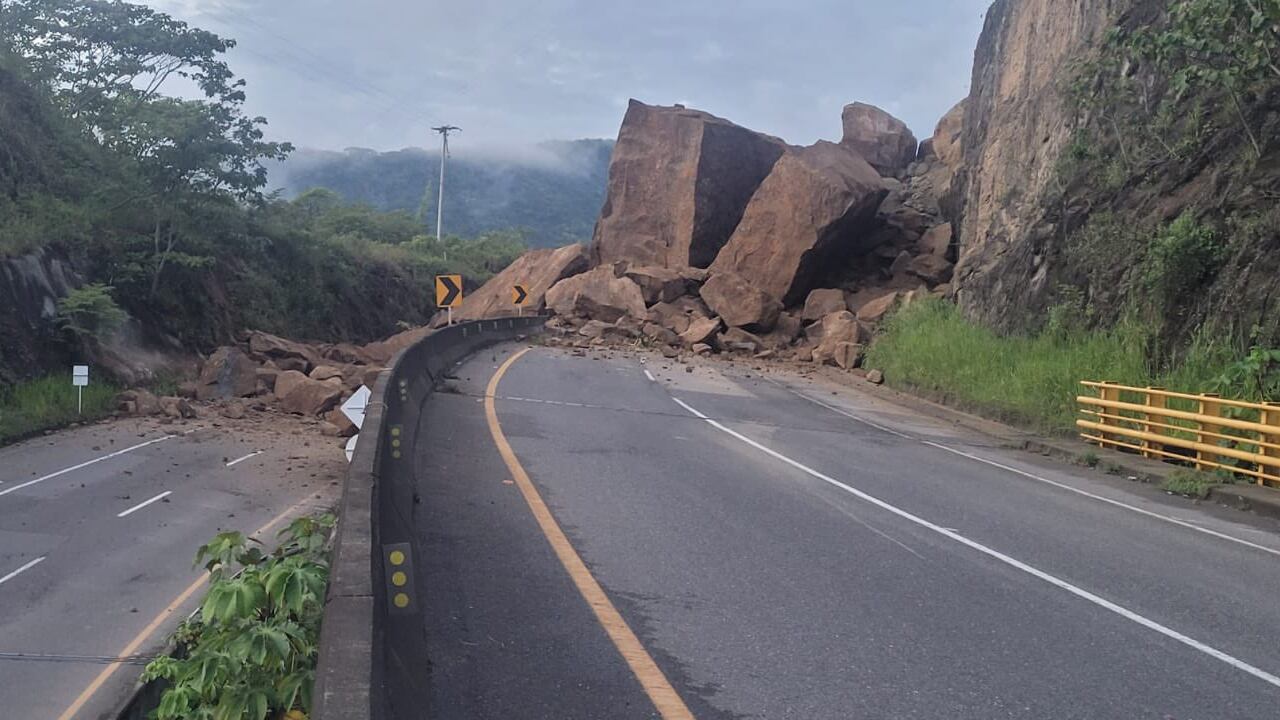 La vía Guaduas - Puerto Salgar está cerrada debido al desprendimiento de rocas.