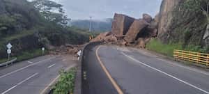 La vía Guaduas - Puerto Salgar está cerrada debido al desprendimiento de rocas.