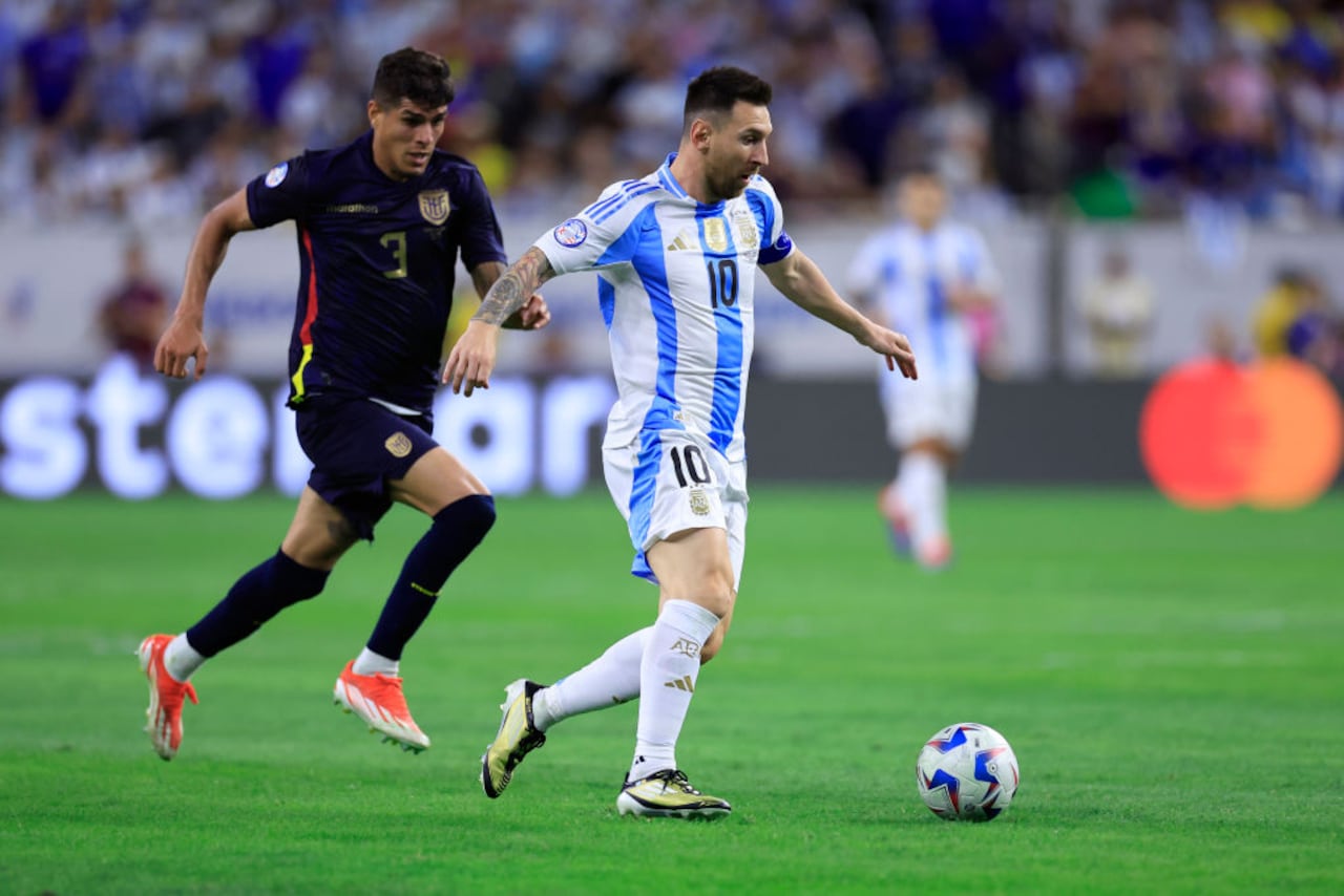 HOUSTON, TEXAS - JULY 04: Lionel Messi of Argentina controls the ball against Piero Hincapie of Ecuador during the CONMEBOL Copa America 2024 quarter-final match between Argentina and Ecuador at NRG Stadium on July 04, 2024 in Houston, Texas. (Photo by Buda Mendes/Getty Images)