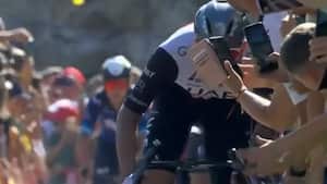 Juan Sebastián Molano impactó con un celular en el remate de la cuarta etapa de la Vuelta España 2023