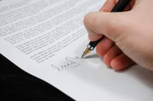 Los contratos a término fijo vienen con ventajas claras, como la posibilidad de renegociar condiciones o incluso de pasar a un contrato indefinido si ambas partes están satisfechas con la relación laboral.
