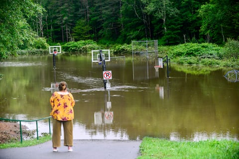 Las fuertes lluvias arrasaron las carreteras y forzaron las evacuaciones en el noreste, especialmente en Vermont. y Nueva York.
