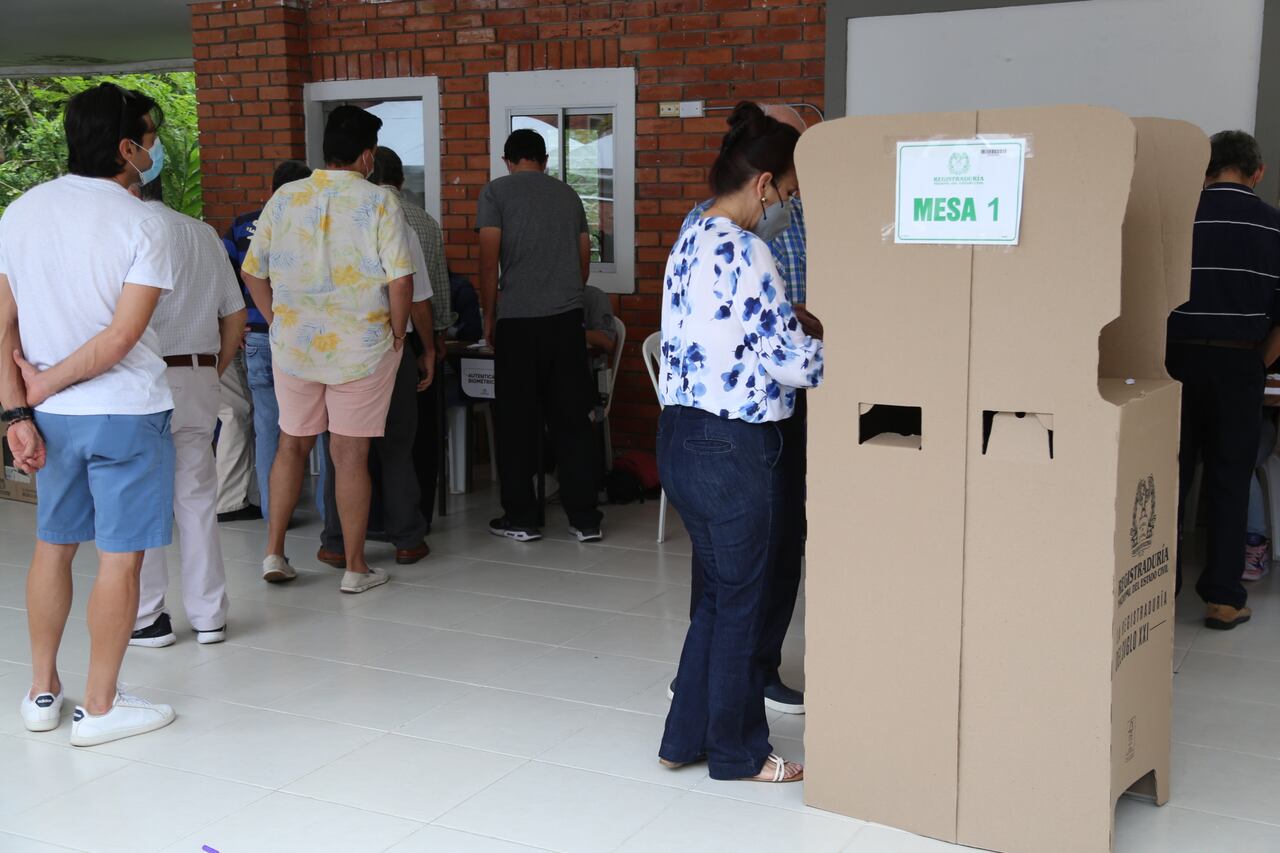 Votación, voto, elecciones, gente votando, urnas, puesto de votación, mesa en Bucaramanga