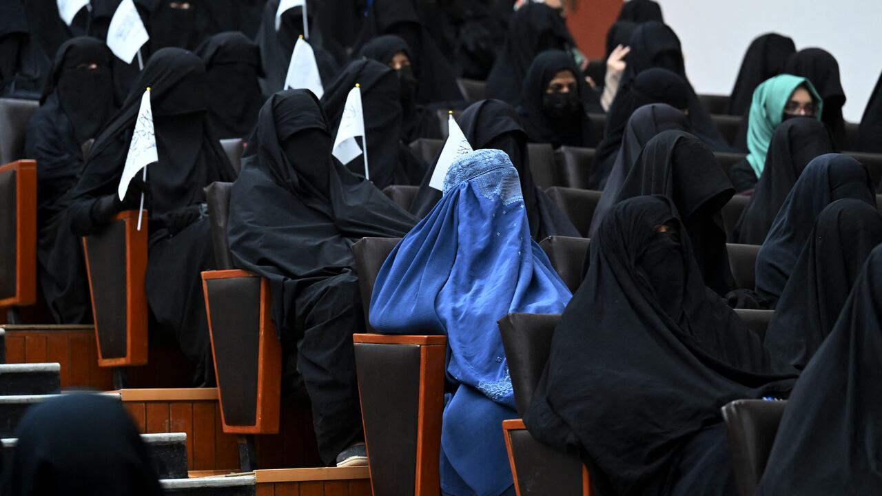 Estudiantes con velo sostienen banderas de los talibanes mientras escuchan a un orador antes de una manifestación a favor de los talibanes en la Universidad de Educación Shaheed Rabbani en Kabul el 11 de septiembre de 2021 (Foto de Aamir QURESHI / AFP).