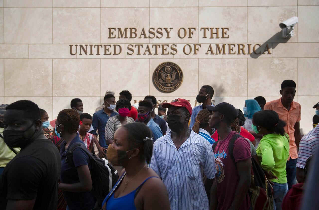 Los haitianos se reúnen frente a la embajada de Estados Unidos en Puerto Príncipe, Haití, en medio de rumores en la radio y las redes sociales de que Estados Unidos entregará visas de exilio y humanitarias, dos días después de que el presidente haitiano Jovenel Moise fuera asesinado en su casa. (Foto AP / Joseph Odelyn)