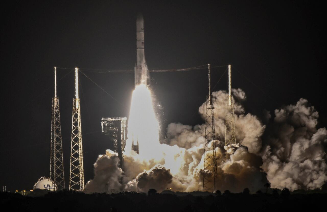 Un cohete Vulcan de United Launch Alliance despega desde la Estación de la Fuerza Espacial de Cabo Cañaveral en Florida, el lunes 8 de enero de 2024. Este es el lanzamiento inaugural del cohete, que transporta el módulo de aterrizaje lunar de Astrobotic. (Craig Bailey/Florida Today vía AP)