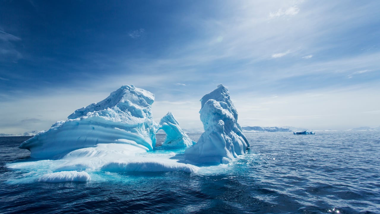La Antártida, enorme iceberg en sol de primavera flotando en el estrecho de Gerlache a lo largo de la Península Antártica.