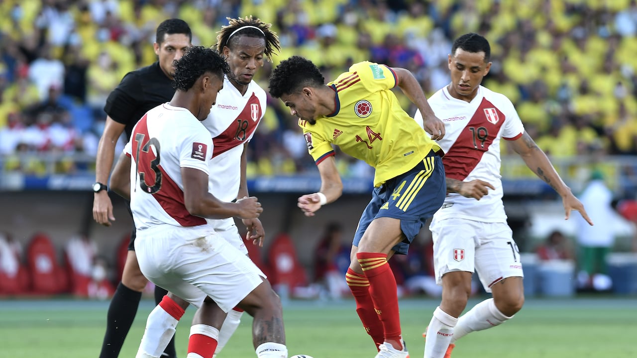 BARRANQUILLA, COLOMBIA - JANUARY 28: Luis Diaz of Colombia fights for the ball with (L-R) Renato Tapia, André Carrillo and Yoshimar Yotún of Peru during a match between Colombia and Peru as part of FIFA World Cup Qatar 2022 Qualifiers at Roberto Melendez Metropolitan Stadium on January 28, 2022 in Barranquilla, Colombia. (Photo by Gabriel Aponte/Getty Images)