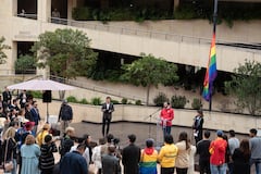 Alcalde Carlos Fernando Galán lideró la izada de bandera de la diversidad en la Alcaldía de Bogotá
