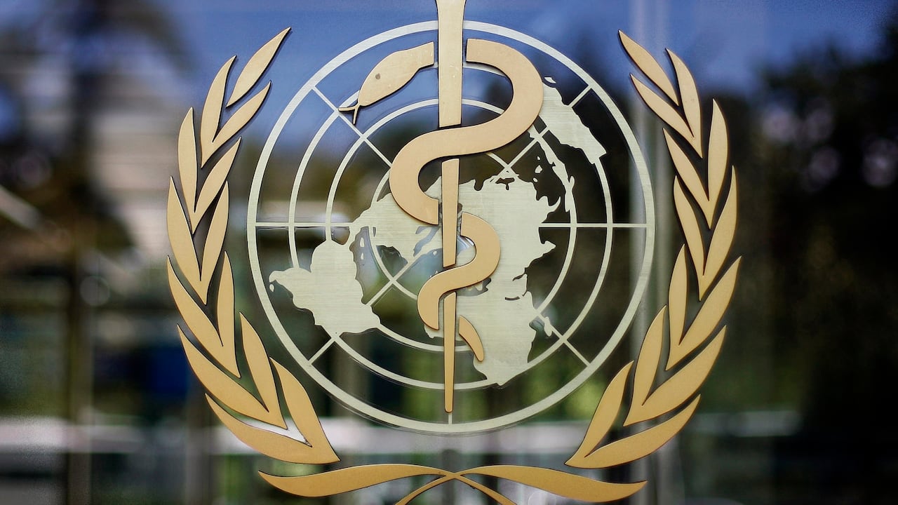 ARCHIVO - El logotipo de la Organización Mundial de la Salud visto en la sede de la OMS en Ginebra, Suiza, 11 de junio de 2019. (AP Foto/Anja Niedringhaus, Archivo)
