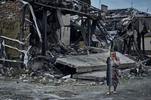 Una mujer reacciona en el lugar de un edificio dañado después de ataques recientes de misiles rusos en Pokrovsk, en la región de Donetsk, Ucrania, el miércoles 9 de agosto de 2023. (AP Foto/Libkos)