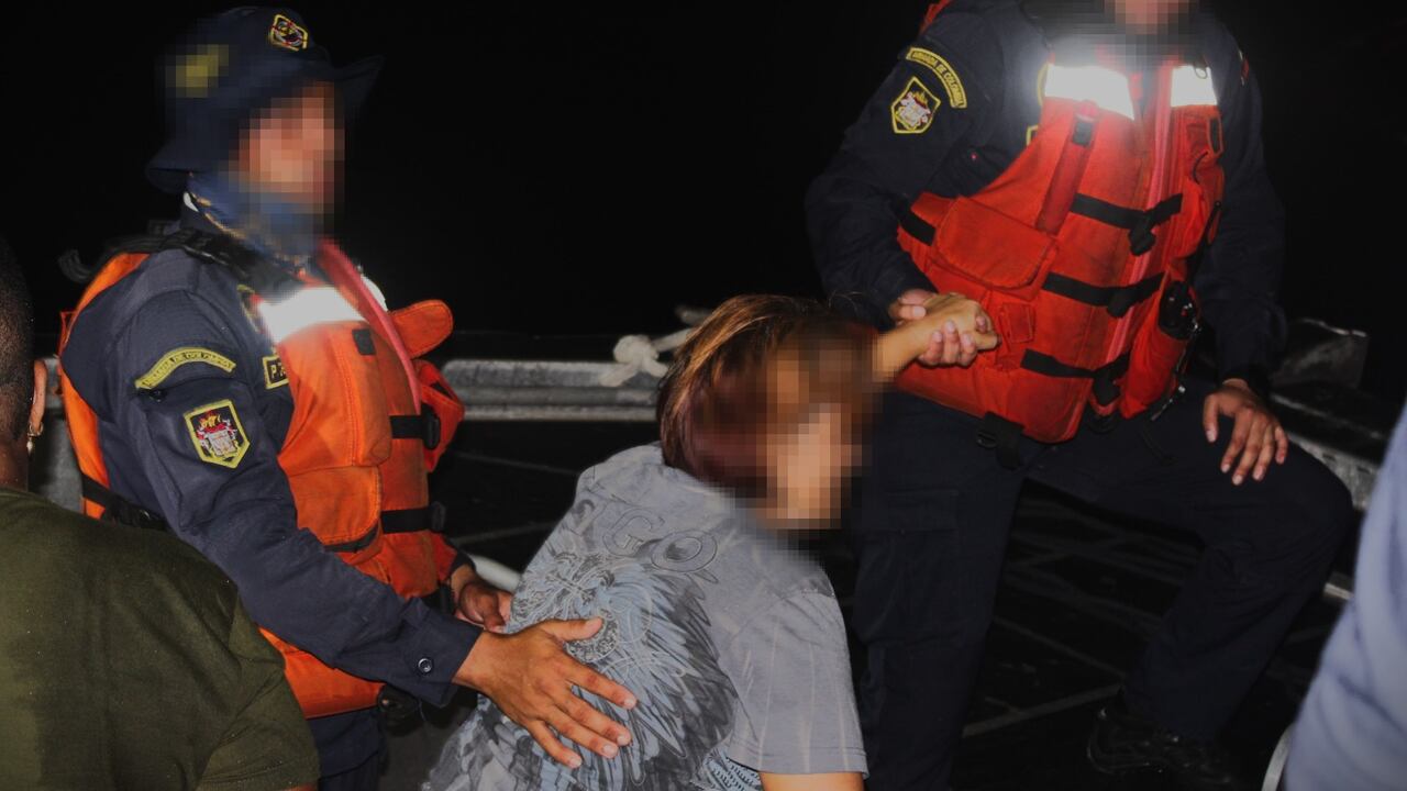 Una de las migrantes rescatadas por la Armada.