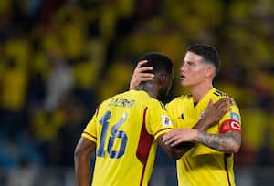 James Rodríguez y Jefferson Lerma celebrando la victoria de la Selección Colombia sobre Venezuela en la primera fecha de las eliminatorias al 2026