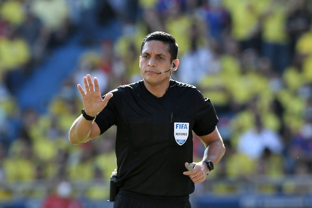 BARRANQUILLA, COLOMBIA - JANUARY 28: Referee Jesús Valenzuela gestures during a match between Colombia and Peru as part of FIFA World Cup Qatar 2022 Qualifiers at Roberto Melendez Metropolitan Stadium on January 28, 2022 in Barranquilla, Colombia. (Photo by Gabriel Aponte/Getty Images)