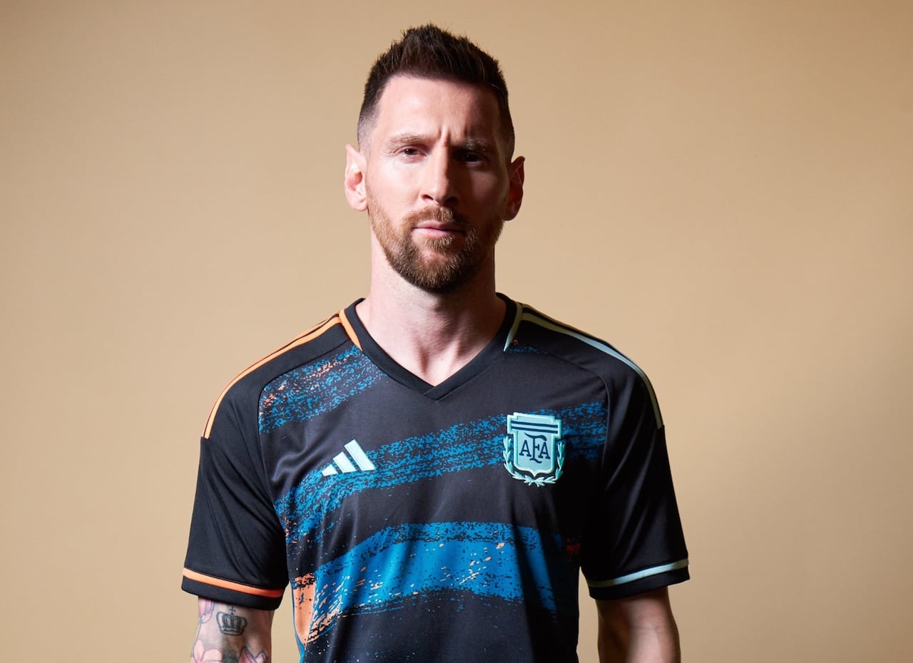 El futbolista argentino Lionel Messi con la camiseta alternativa del equipo femenino.