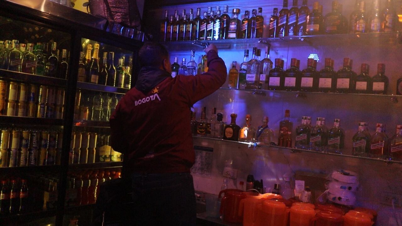 Sellan dos establecimientos que se hacían pasar por sindicatos para vender licor adulterado y ofrecer servicios sexuales en Bogotá