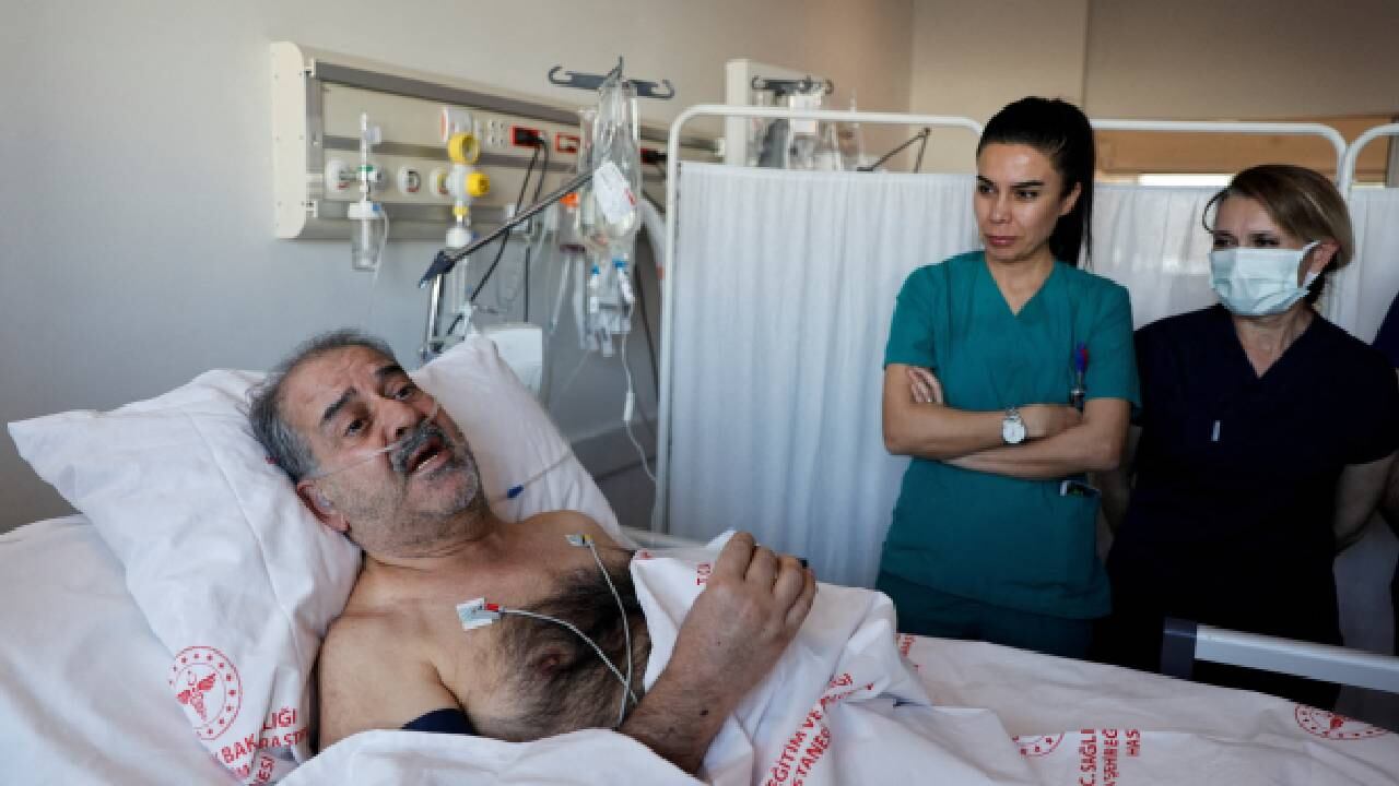 Sobreviviente del terremoto de Turquía, Huseyin Berber, en el hospital de la ciudad de Mersin.