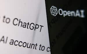 El logotipo de OpenAI se ve en la pantalla con el sitio web de ChatGPT