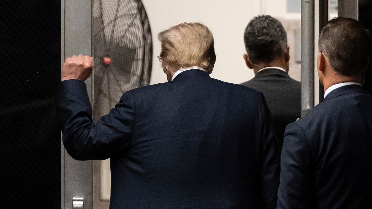 El expresidente Donald Trump hace un gesto al salir de la sala de su juicio por dinero en secreto en el tribunal penal de Manhattan, el miércoles 29 de mayo de 2024, en Nueva York.