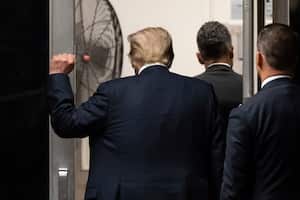 El expresidente Donald Trump hace un gesto al salir de la sala de su juicio por dinero en secreto en el tribunal penal de Manhattan, el miércoles 29 de mayo de 2024, en Nueva York.