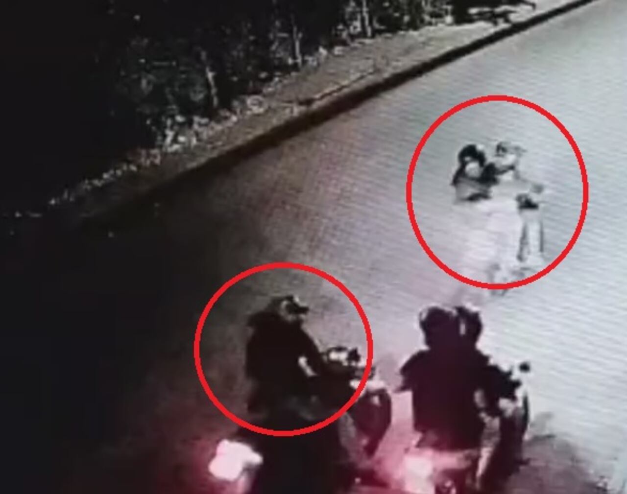 En dos motos, tres ladrones interceptaron a una pareja en Cali y le robaron todo.