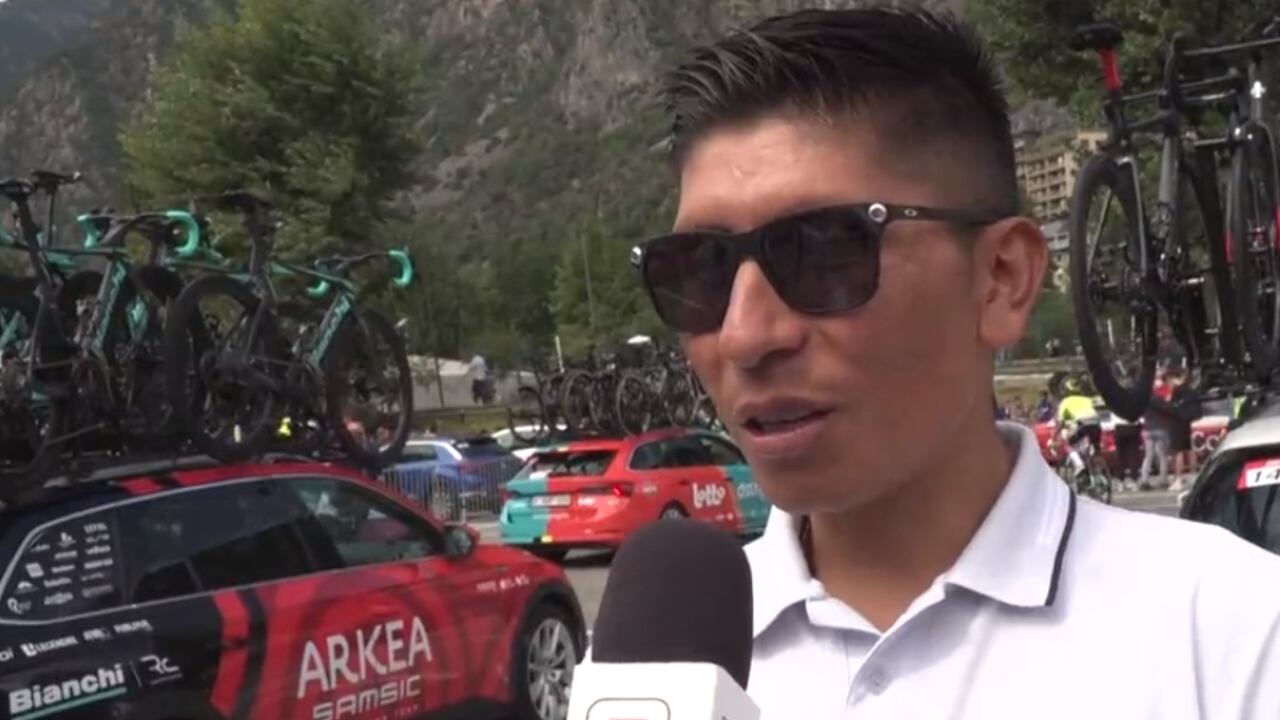 Nairo Quintana hablando mientras pasa uno de los carros del Arkéa-Samsic.