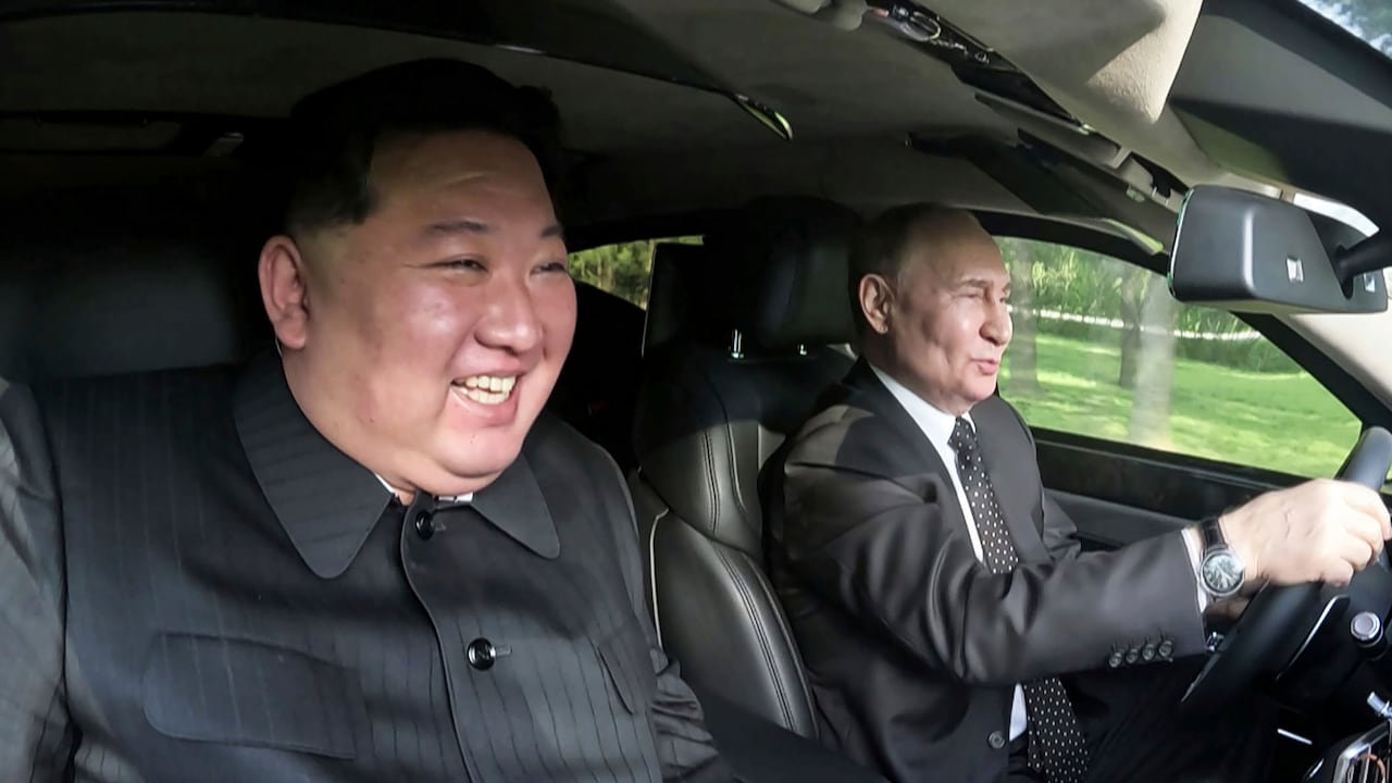 En esta fotografía proporcionada por el gobierno de Corea del Norte, el presidente ruso Vladimir Putin, a la derecha, conduce un automóvil con el líder norcoreano Kim Jong Un sentado en el asiento del pasajero delantero en un jardín de la Casa de Huéspedes Estatal Kumsusan en Pyongyang, Corea del Norte, el miércoles 19 de junio. de 2024.