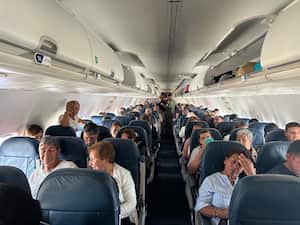 Los 110 colombianos en el avión que los sacó de Israel.