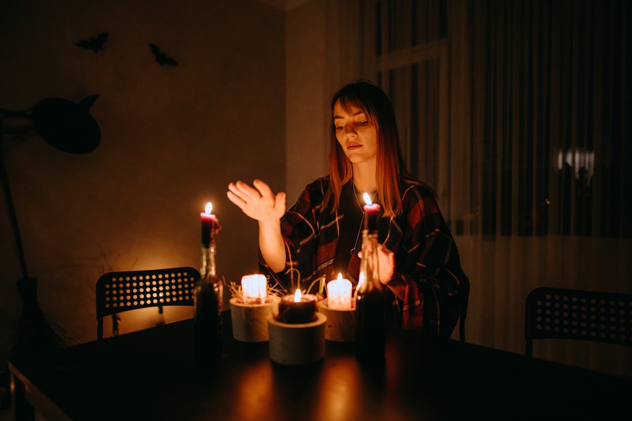 Aquellos que practican la magia energética a menudo estudian la correspondencia entre los colores de las velas y los tipos de energías que desean invocar, lo que les ayuda a intencionar las velas de manera más precisa.