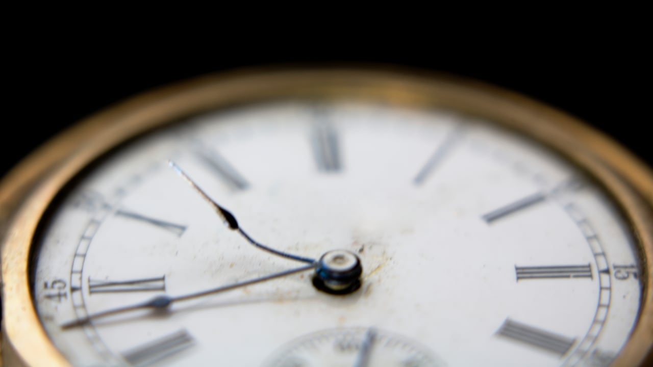 ¿A qué se debe que el ‘reloj del fin del mundo’ cambie constantemente de hora?