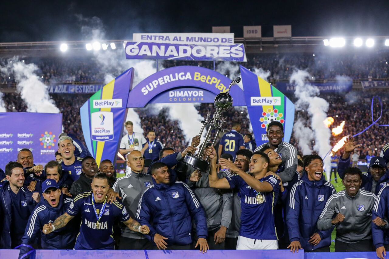 Jugadores y staff de Millonarios celebran la consecución del título de la Superliga 2024 contra el Junior de Barranquilla.