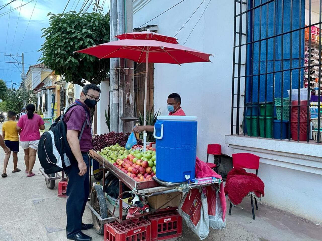 La informalidad, es una de las modalidades de trabajo más recurrentes en Santa Cruz de Mompox, y mientras el gobierno busca formalizarlos, los ciudadanos siguen en el ''rebusque'' todos los días. Foto: Andrea Gómez