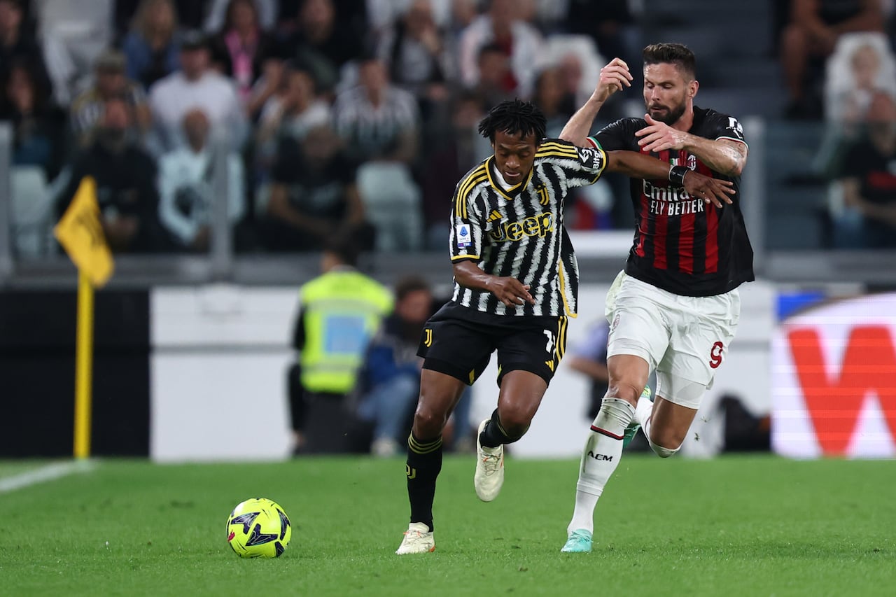 TURÍN, ITALIA - 28 DE MAYO: Juan Cuadrado de Juventus FC y Olivier Giroud de Ac Milan luchan por el balón durante el partido de Serie A entre Juventus y AC Milan en el estadio Allianz el 28 de mayo de 2023 en Turín, Italia. (Foto de Sportinfoto/DeFodi Images vía Getty Images)