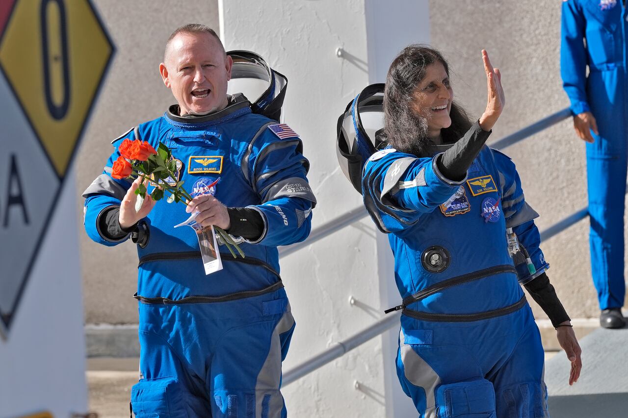 Los astronautas de la NASA Butch Wilmore, izquierda, y Suni Williams saludan mientras abandonan el edificio de operaciones y caja para un viaje a la plataforma de lanzamiento en el Complejo de Lanzamiento Espacial 41 el sábado 1 de junio de 2024, en Cabo Cañaveral, Florida.