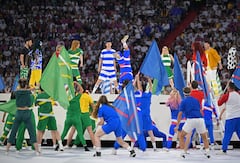 Antes del partido del Grupo A entre Alemania y Escocia en el Munich Football Arena de Munich, los bailarines actúan durante la ceremonia de apertura del campeonato de fútbol UEFA Euro 2024 en medio de los fuegos artificiales.