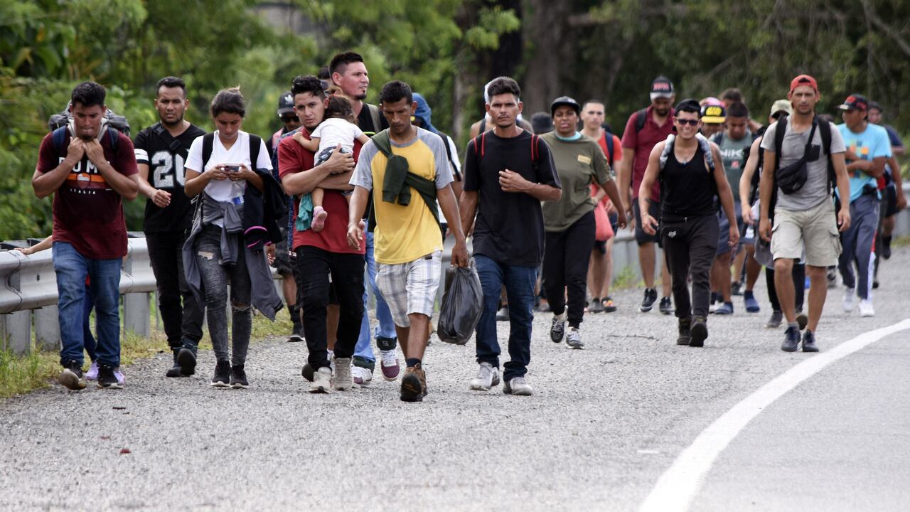 Miles de migrantes, en su mayoría venezolanos, cruzan México en busca de llegar a Estados Unidos. (Photo by AFP)