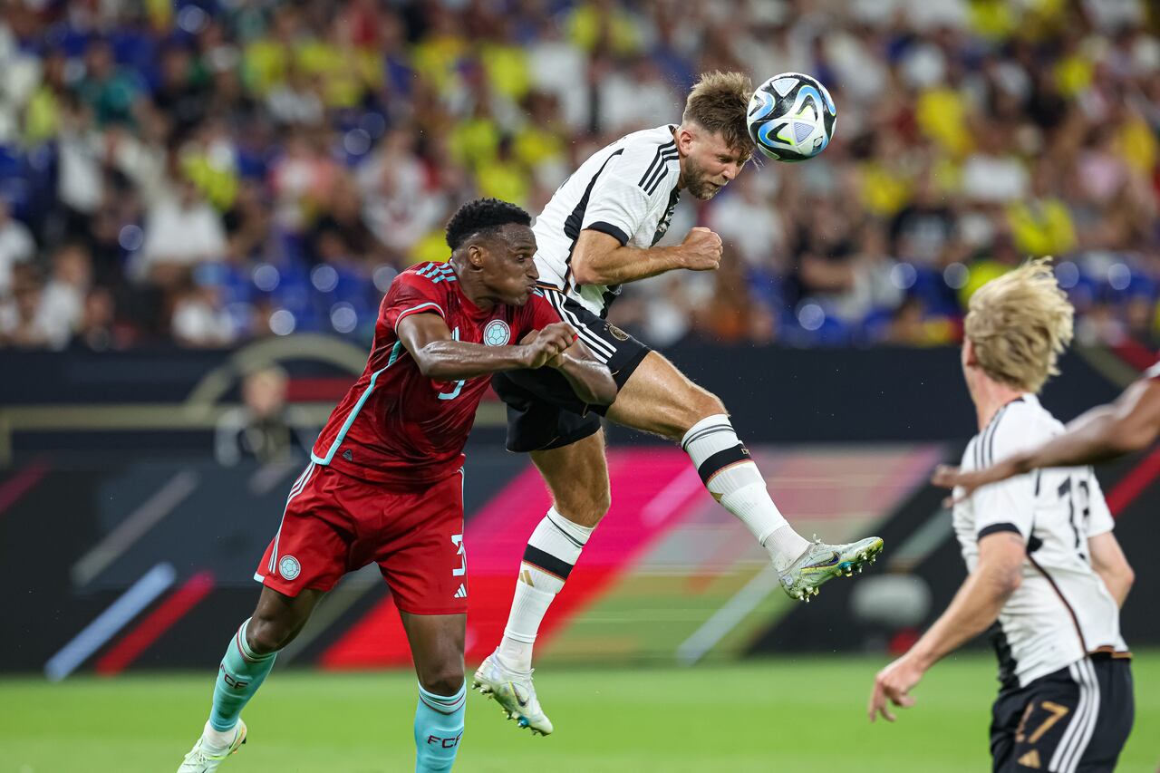 Alemania vs Colombia - John Lucumí peleado un esférico con Niclas Fulkrug