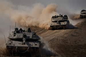 Tanques israelíes se dirigen a la frontera en la Franja de Gaza en el sur de Israel, el viernes 13 de octubre de 2023. (AP Foto/Ariel Schalit)