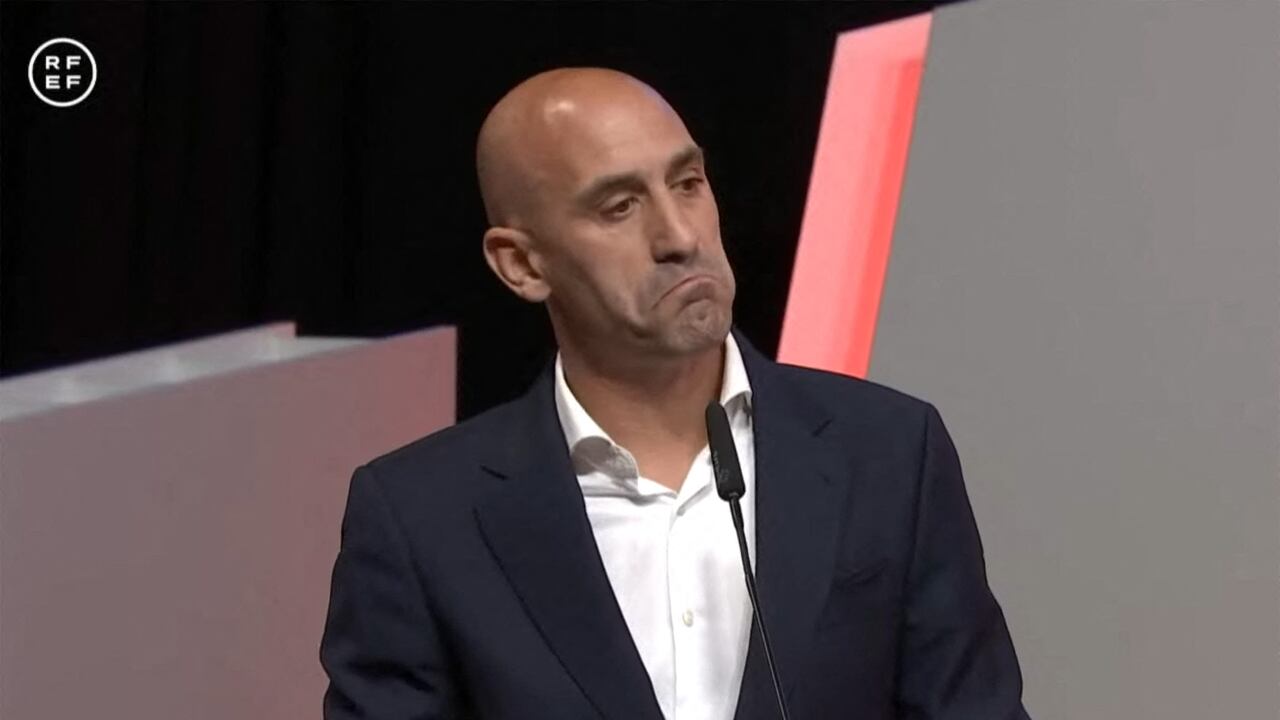 En esta captura de vídeo obtenida de una transmisión en vivo en el sitio web de la Real Federación Española de Fútbol (RFEF), el presidente de la RFEF, Luis Rubiales, pronuncia un discurso durante una asamblea general extraordinaria de la federación el 25 de agosto de 2023 en Las Rozas de Madrid. El presidente del fútbol español, Luis Rubiales, se negó hoy a dimitir después de una semana de fuertes críticas por su beso no solicitado en los labios de la jugadora Jenni Hermoso tras el triunfo de España en el Mundial femenino. (Foto de RFEF/AFP)